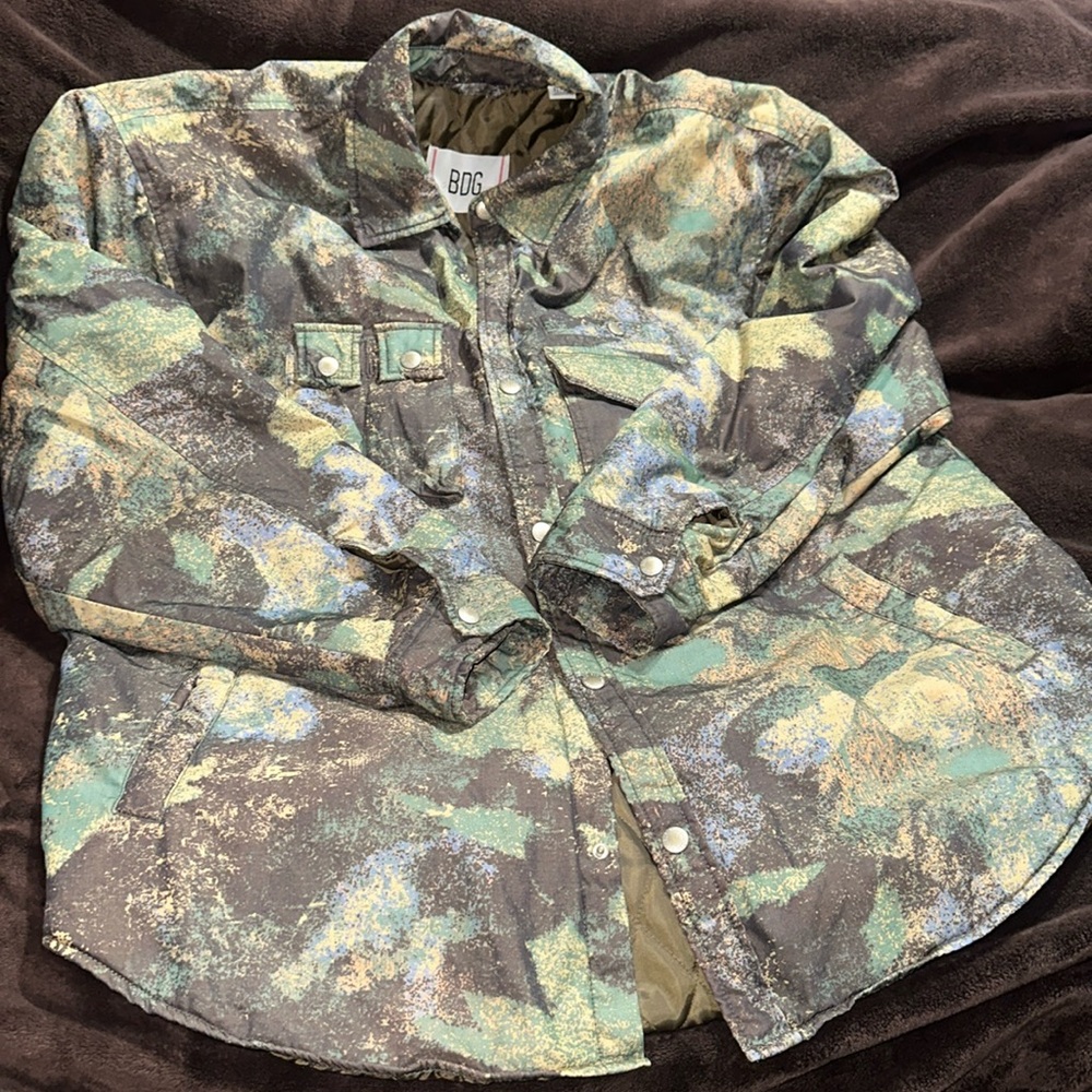 URBAN OUTFITTERS CAMO BDG SHIRT JACKET. Men’s size XL-TG.